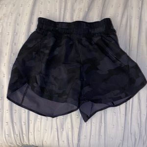 LULULEMON, size 4, black camo tracker low- rise lined shorts (4”)